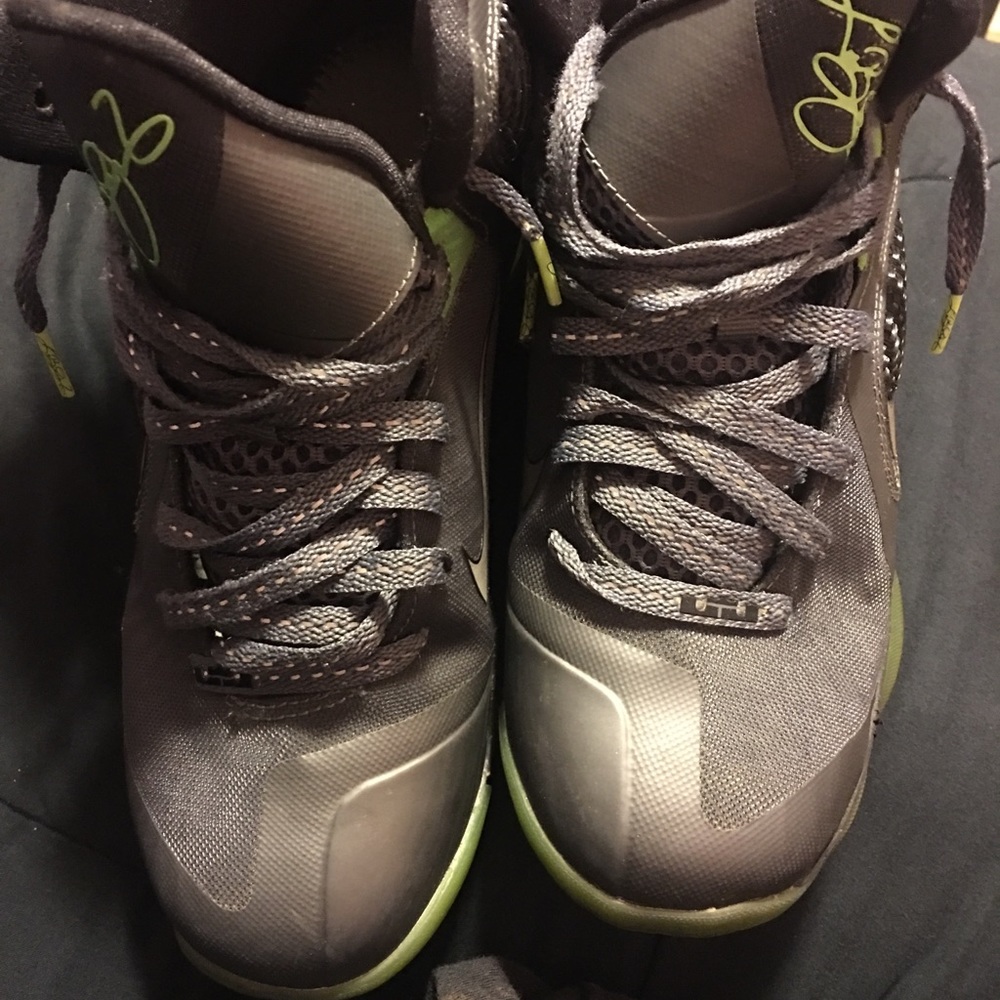 NIKE Lebron 9- Dunkman size 7Y.. MINT CONDITION